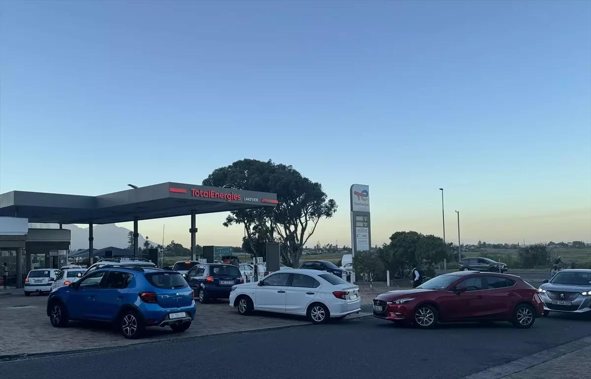 Güney Afrika\'da Akaryakıt Zammı Öncesi Kuyruklar