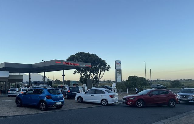 Güney Afrika’da Akaryakıt Zammı Öncesi Kuyruklar