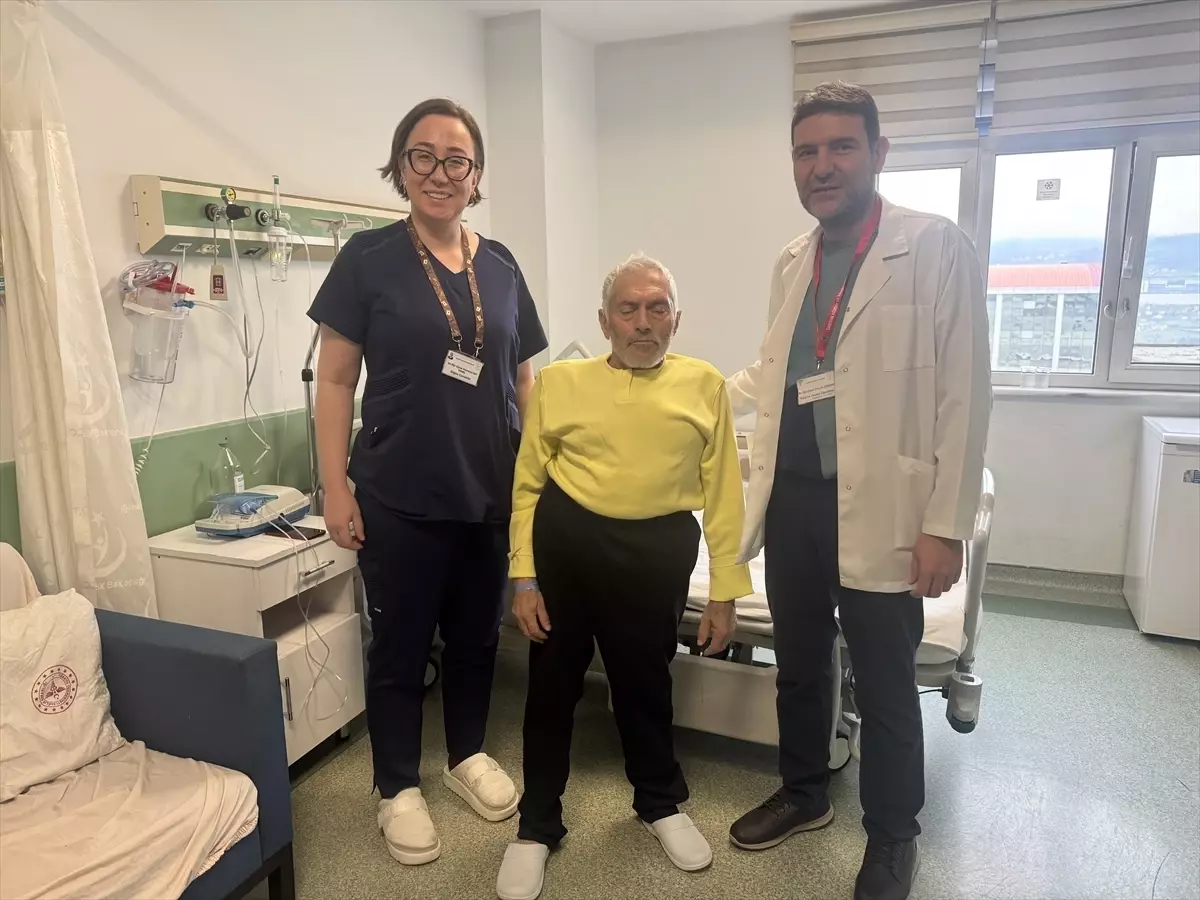 Güvercin Gögsü Olan Hastaya Başarılı Aort Ameliyatı