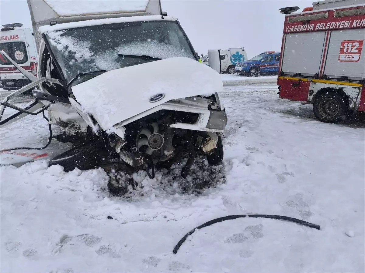 Yüksekova\'da Trafik Kazası: 1 Ölü, 7 Yaralı