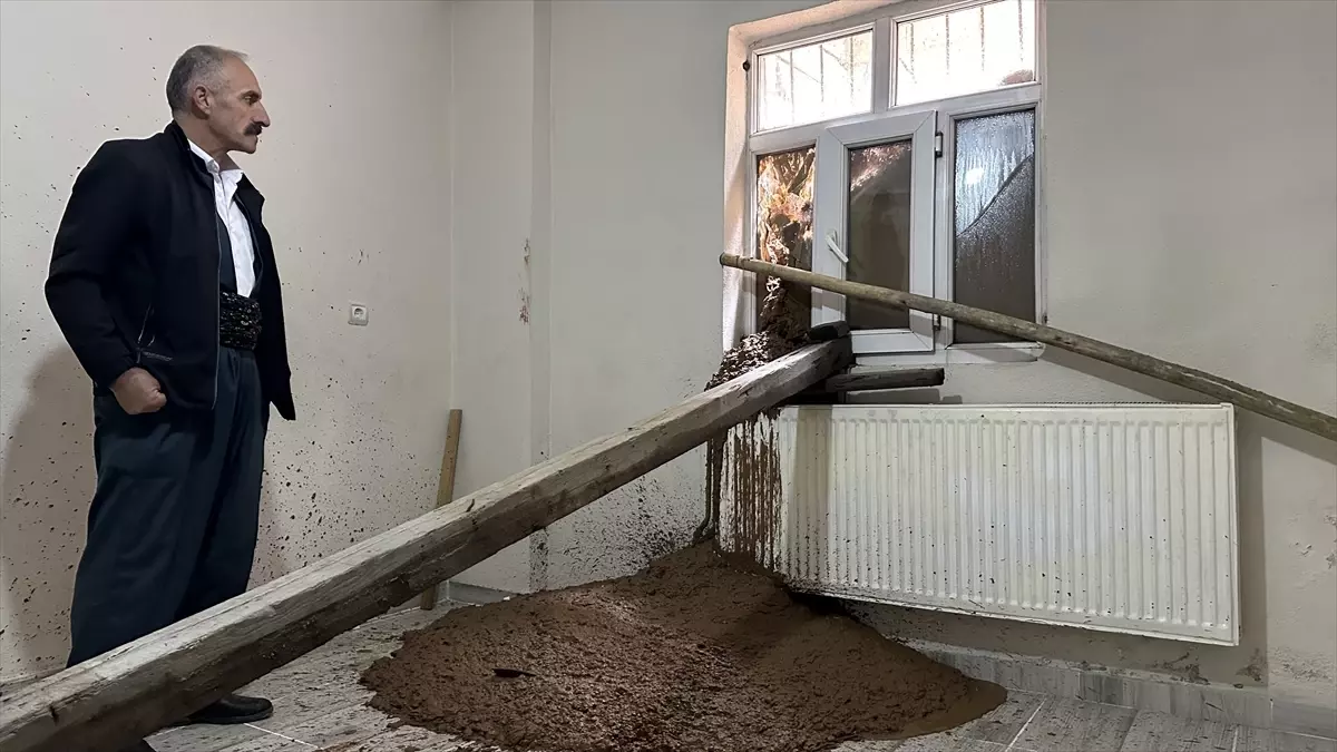 Hakkari\'de Heyelan: 3 Katlı Ev Zarar Gördü