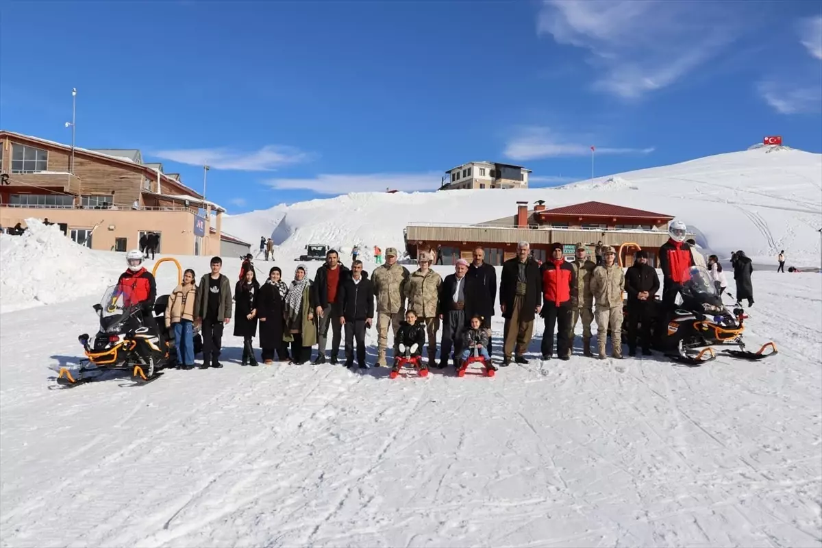 Hakkari\'de jandarma ekiplerince şehit ve gazi aileleri için kayak etkinliği yapıldı