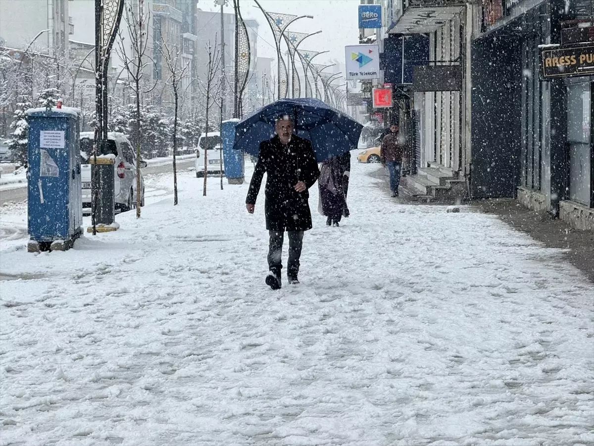 Yüksekova\'da Kar Yağışı Ulaşımı Aksattı