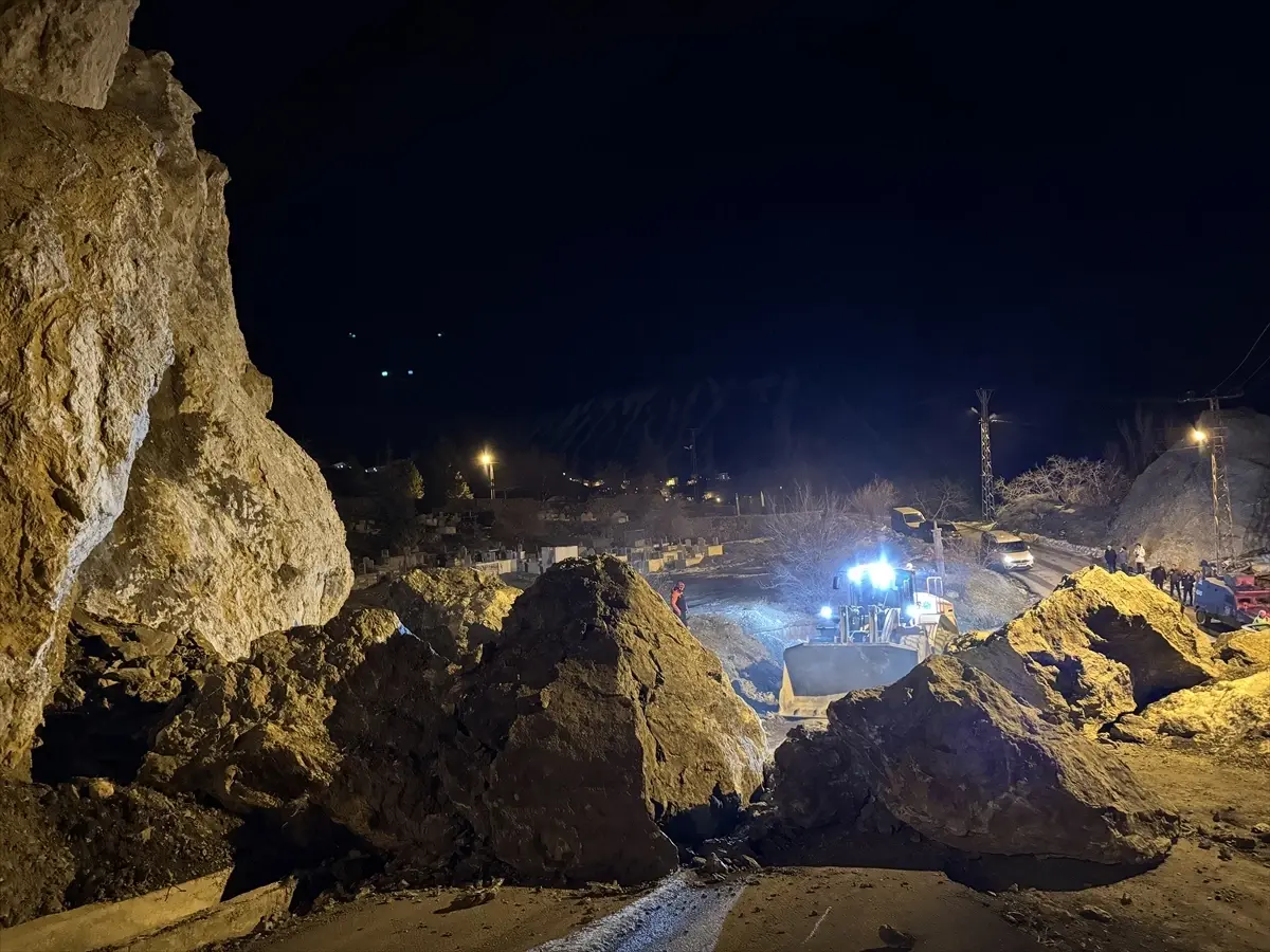 Hakkari\'de Kayalık Alandan Kaya Düşmesi