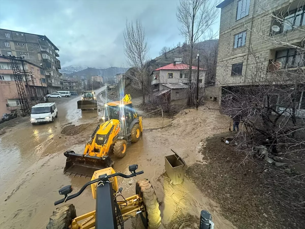 Şemdinli\'de Heyelan: Ekipler Çalışmalara Başladı