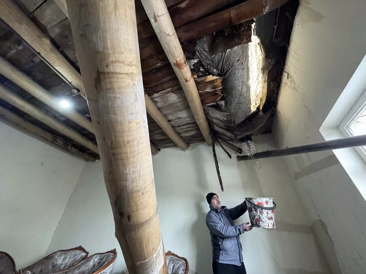 Hakkari\'de Sağanak, Ev Damını Çöktürdü