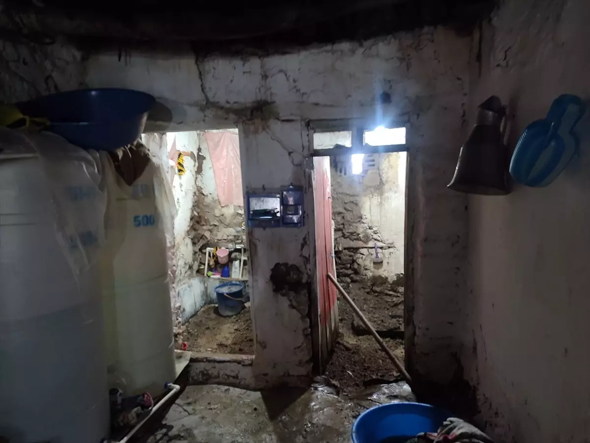 Hakkari\'de Kar Yağışı, Evde Hasar Oluşturdu