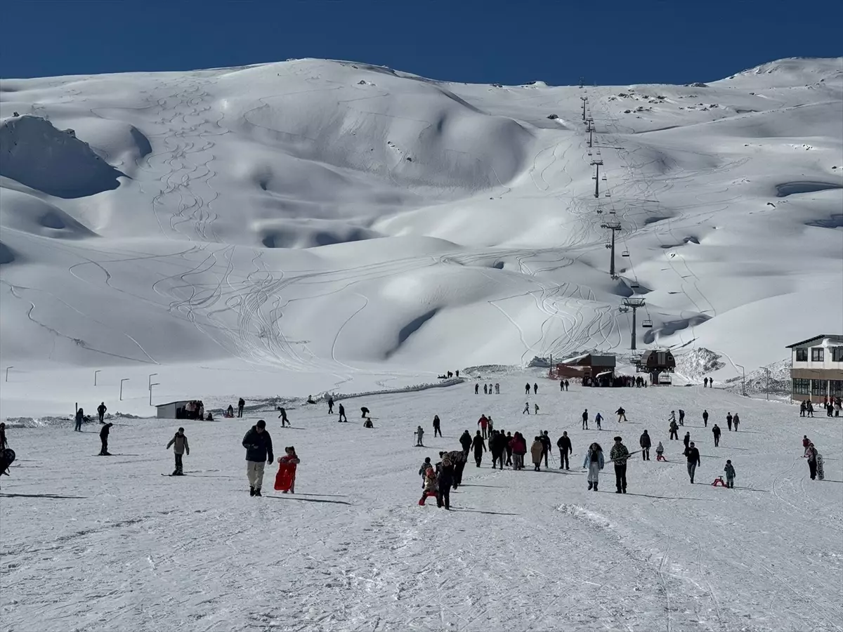 Hakkari\'deki Kayak Merkezi Hafta Sonu Yoğunluğu