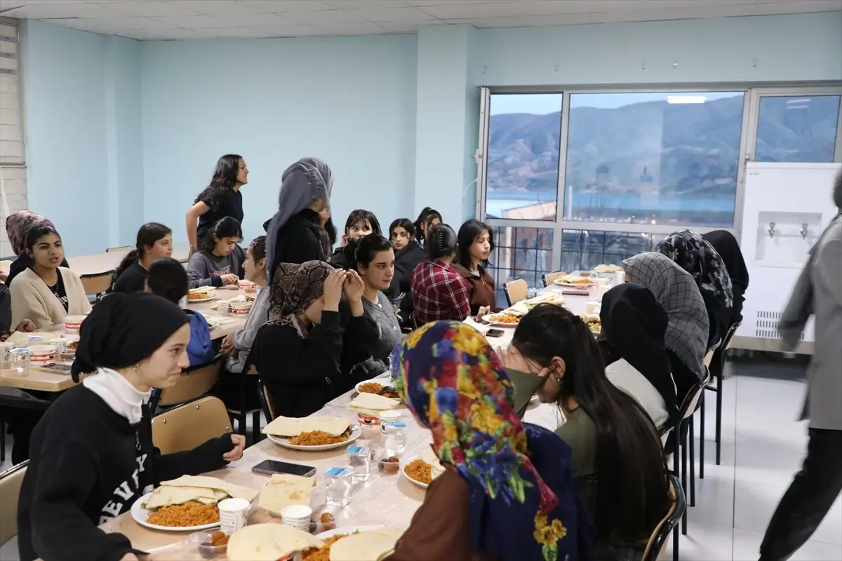 Kaymakam İmrak Öğrencilerle İftar Yemeğinde Buluştu