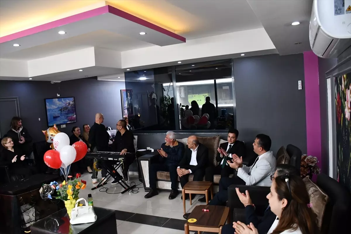 Dörtyol\'da Down Sendromlu Bireye Sürpriz Doğum Günü