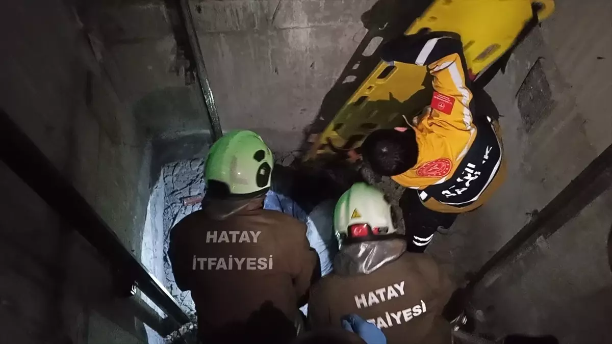 İskenderun\'da İşçi Asansör Boşluğuna Düştü