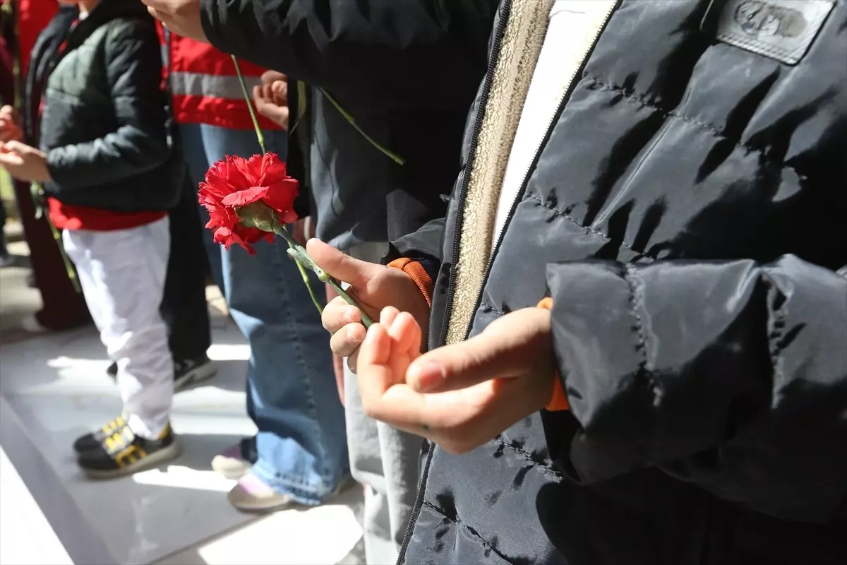 Hatay\'da devlet korumasındaki çocuklar şehitliği ziyaret etti