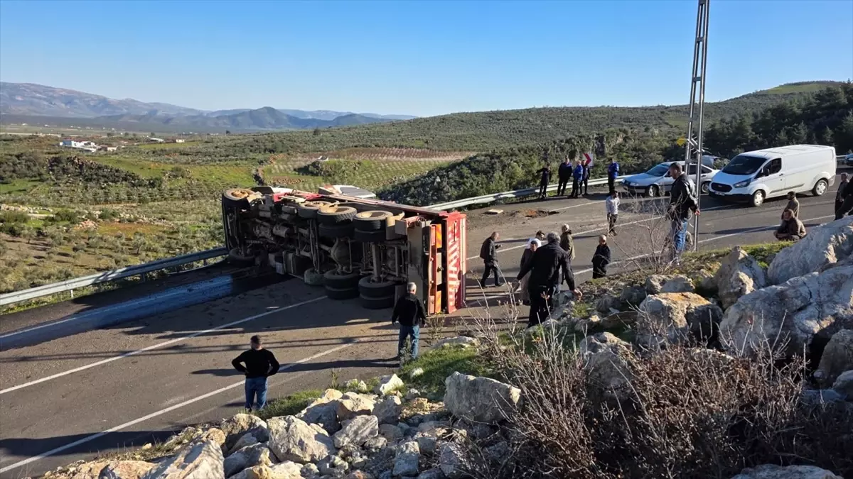 Hatay\'da Vinç Devrildi, Sürücü Yaralandı