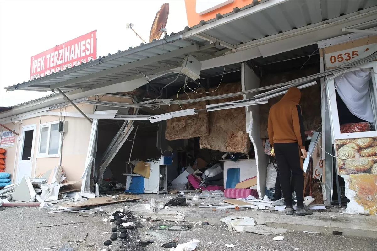 Defne\'de Otomobil Prefabrik Dükkanlara Çarptı