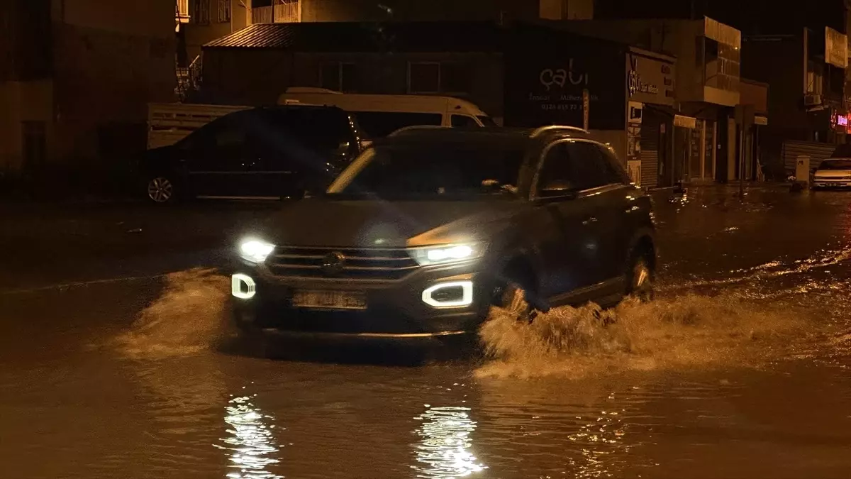 İskenderun\'da Sağanakta Mahsur Kalanlar Kurtarıldı