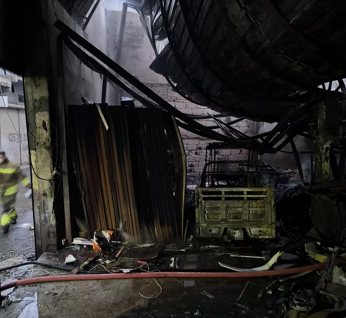 Reyhanlı\'da Yangın: 3 İş Yeri ve 1 Ev Hasar Gördü