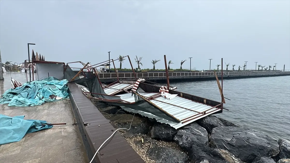 İskenderun\'da Şiddetli Rüzgar Zarara Yol Açtı