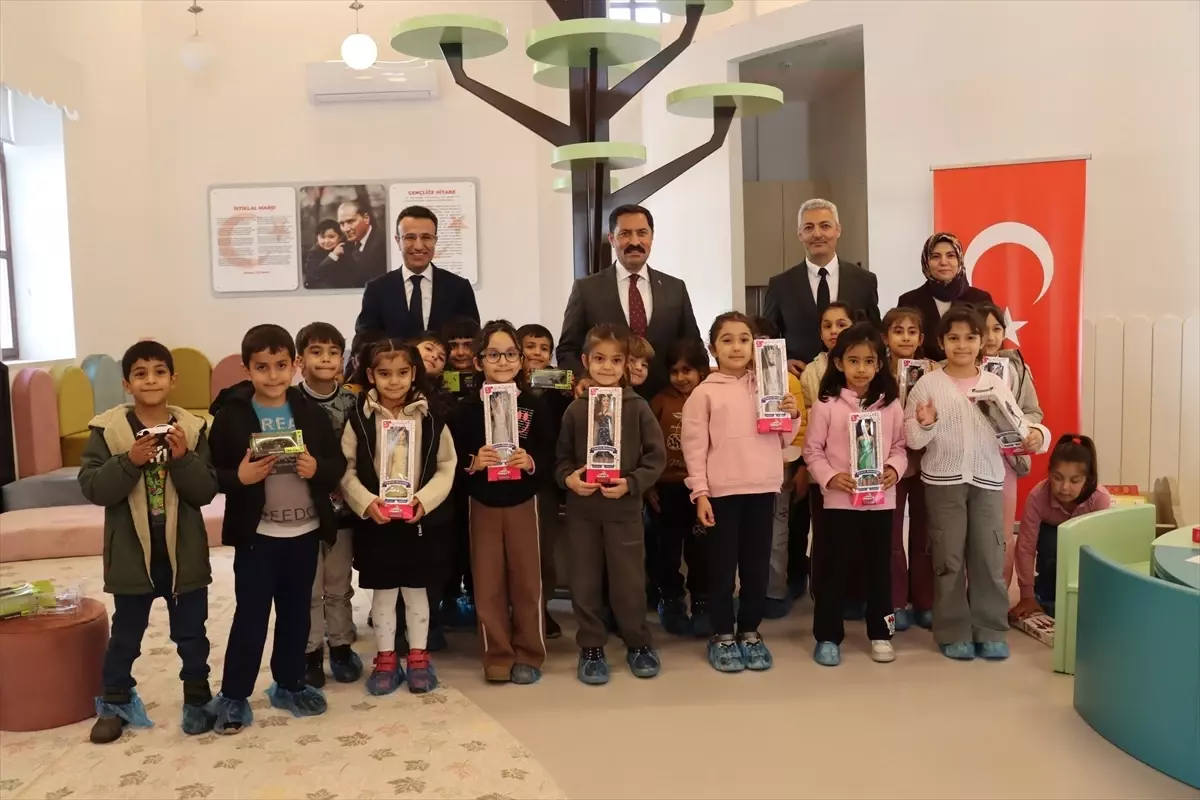 Vali Masatlı Kütüphaneyi Ziyaret Etti