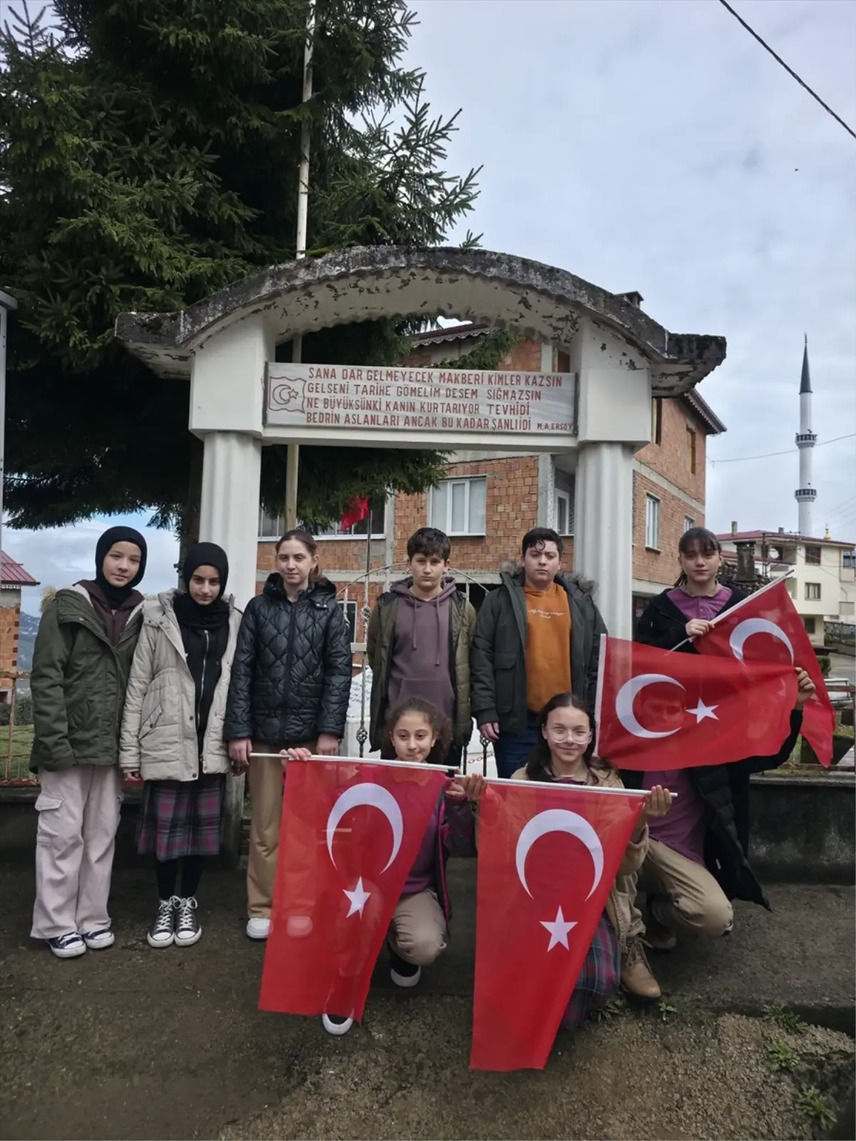 Hayrat\'ta öğrenciler şehit mezarlarını ziyaret etti