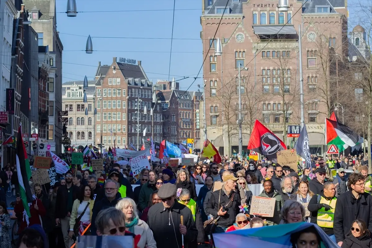 Amsterdam\'da Irkçılığa Karşı Yürüyüş