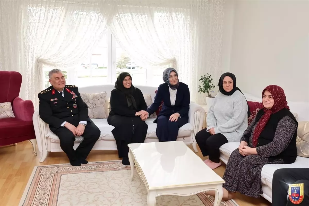 İçişleri Bakan Yardımcısı Yiğitbaşı ve Orgeneral Çardakcı\'dan şehit Astsubay Üstçavuş Çil\'in ailesine ziyaret
