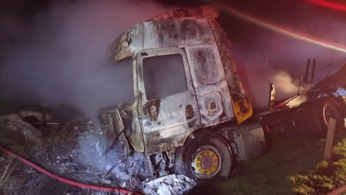 İdil\'de Tır Yangını: Araç Kullanılamaz Hale Geldi