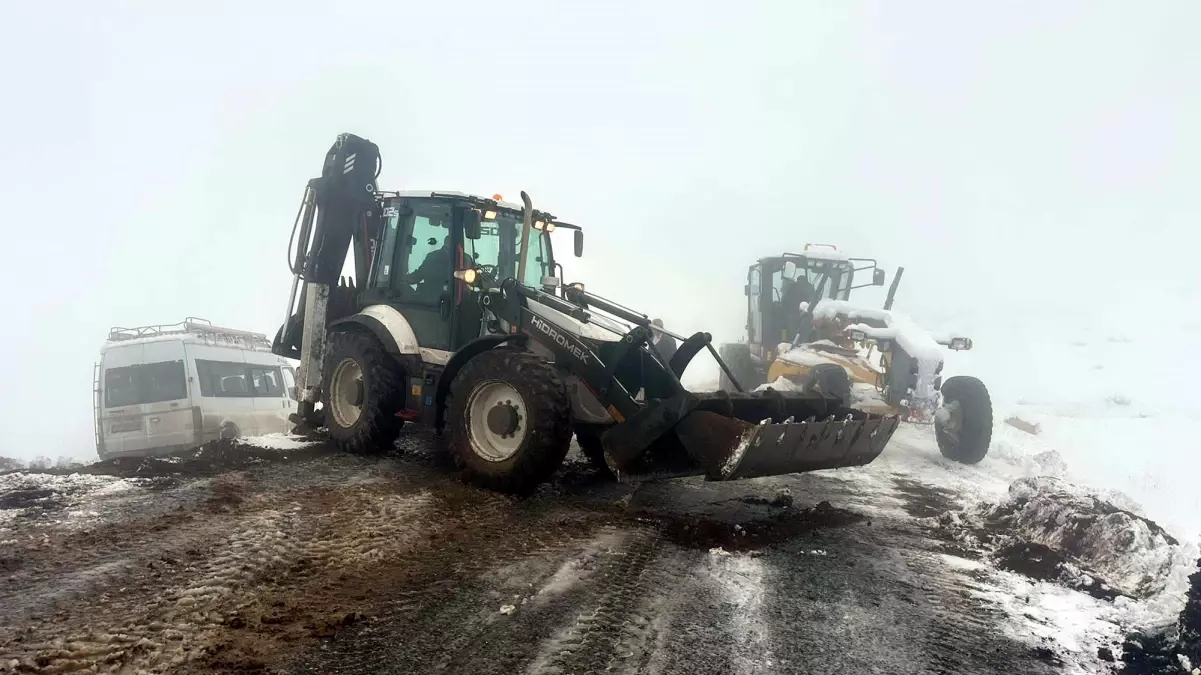 Iğdır\'da Kar Yağışı 57 Köy Yolunu Kapadı