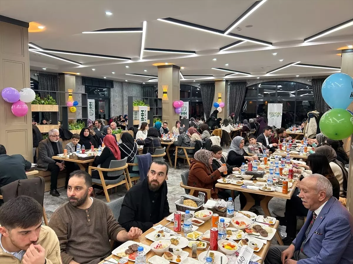 İHH Sivas\'ta İftar Programı Düzenledi