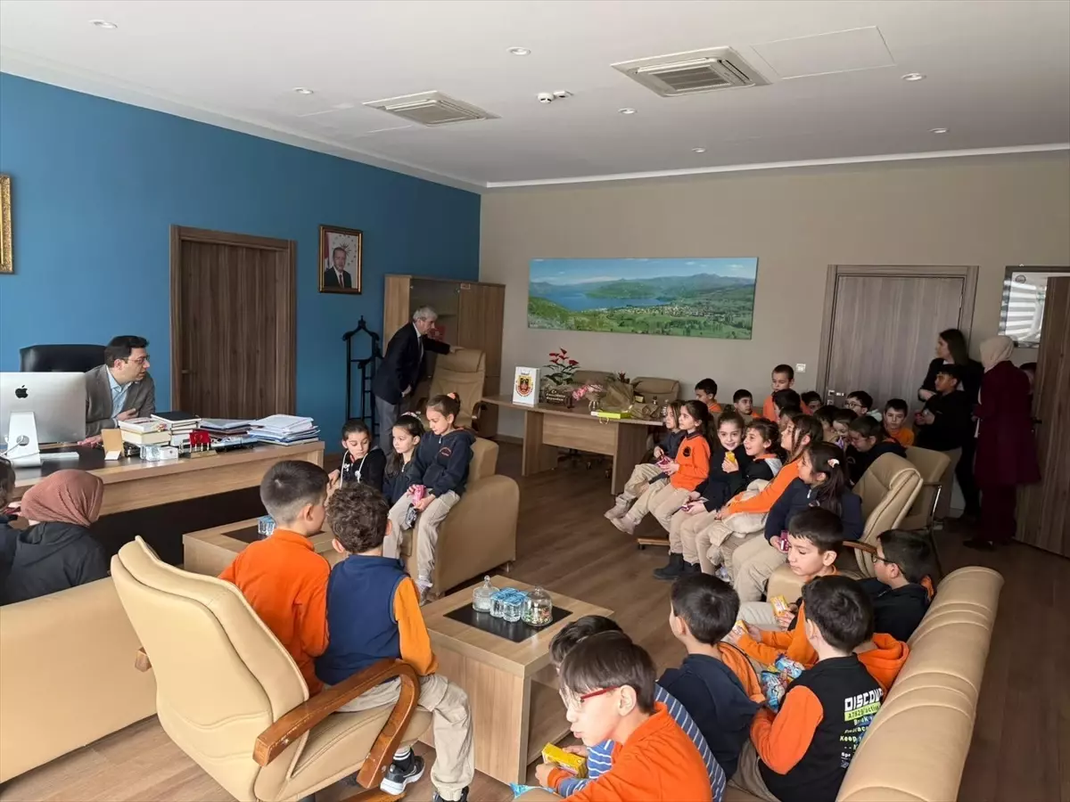 Öğrenciler Kaymakam\'ı Ziyaret Etti