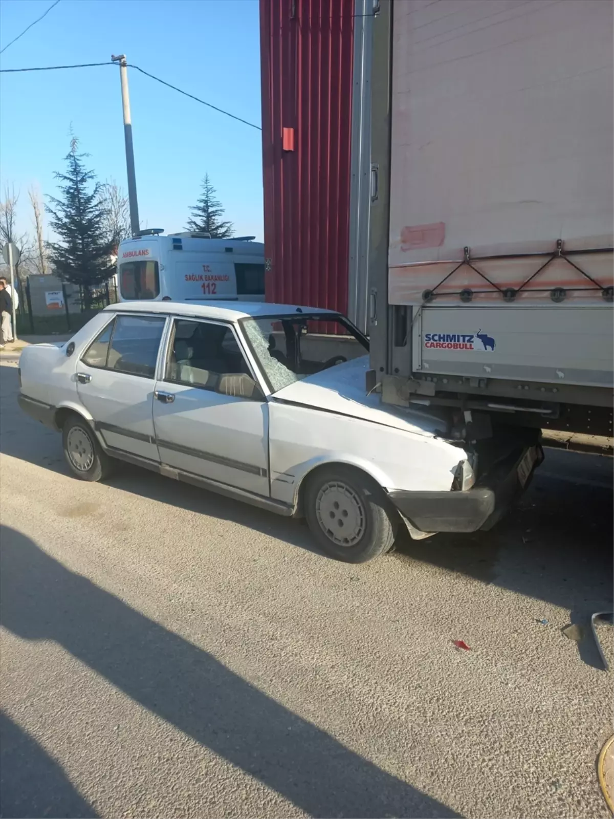 İnegöl\'de Park Halindeki Tıra Çarpan Sürücü Yaralandı