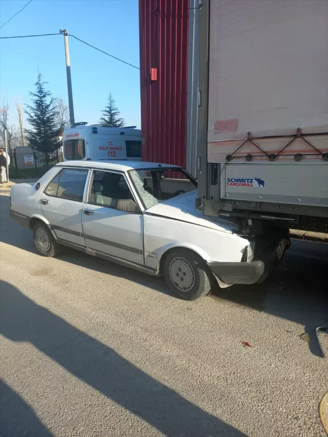 İnegöl’de Park Halindeki Tıra Çarpan Sürücü Yaralandı