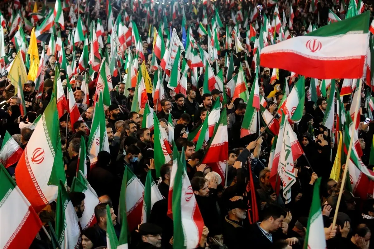 İslam Cumhuriyeti Günü Tahran\'da Kutlandı