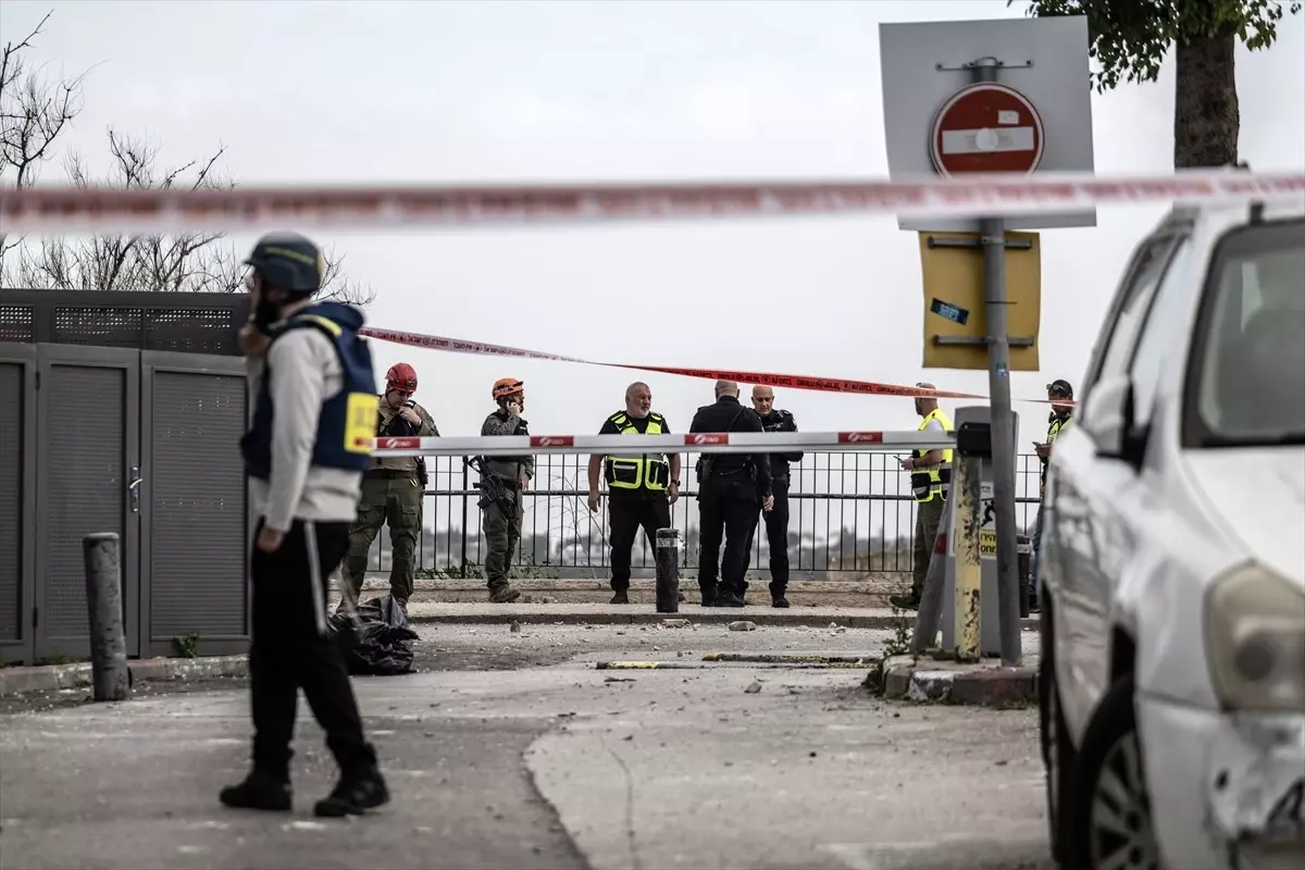 İsrail\'de Füze Parçası Mescid-i Aksa\'ya Yakın Bir Yere Düştü