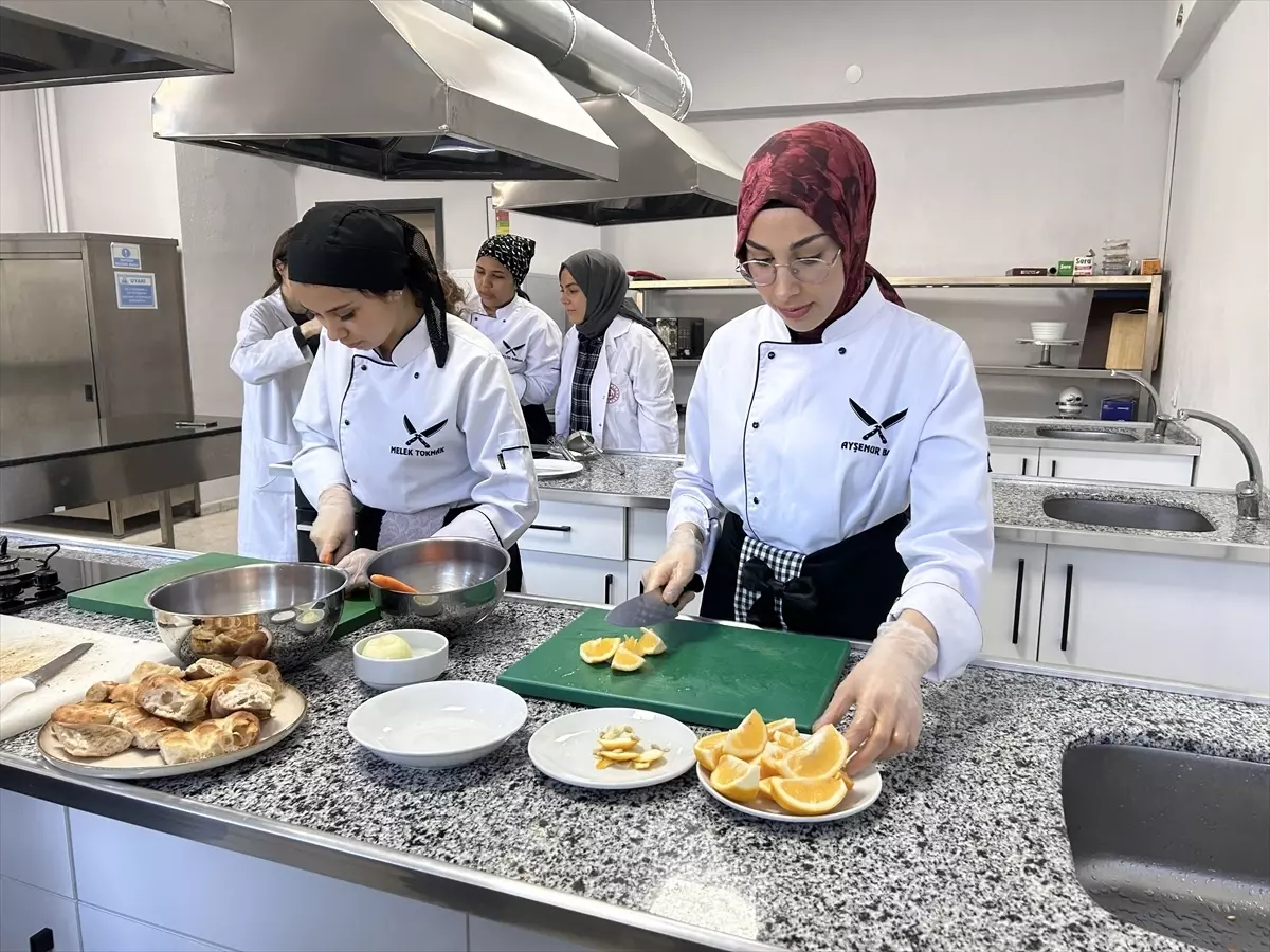 Öğrencilerden Yaşlılara İftar Yardımı