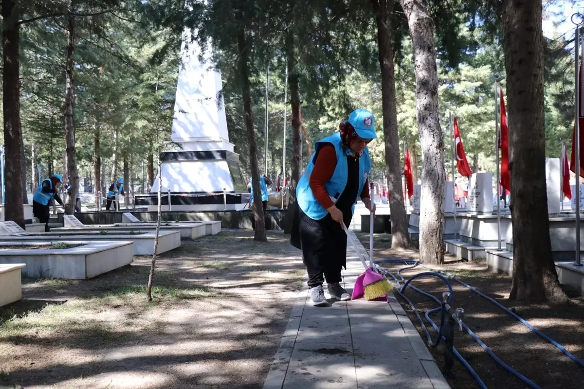 Isparta\'da Şehit Mezarları Bayram Öncesi Temizlendi