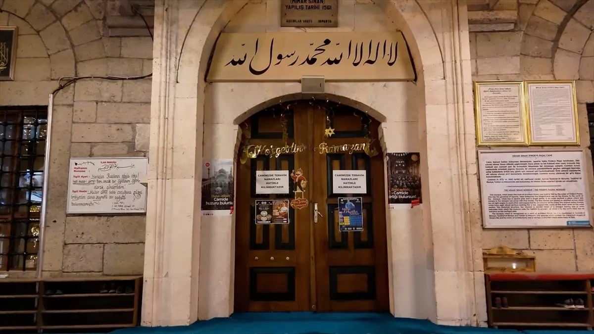 Isparta\'daki Tarihi Mimar Sinan Camisi Ramazan\'da Ziyaretçi Akınına Uğruyor
