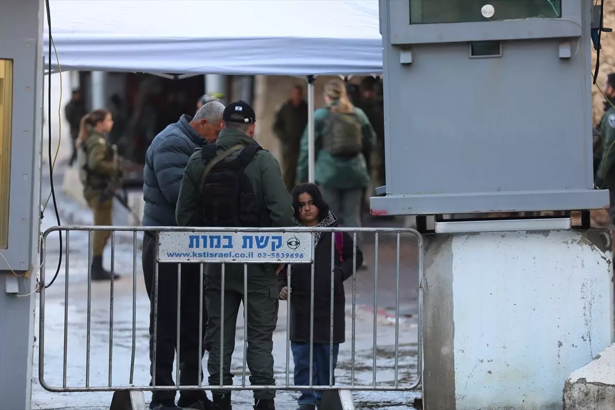 İsrail, Filistinlilerin Mescid-i Aksa\'ya Girişini Engelliyor