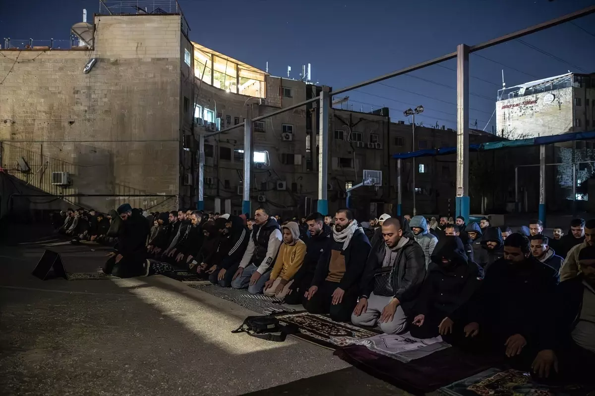 Filistinliler Mescid-i Aksa İçin Sokaklarda Teravih Kıldı