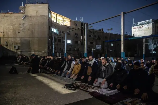 Filistinliler Mescid-i Aksa İçin Sokaklarda Teravih Kıldı