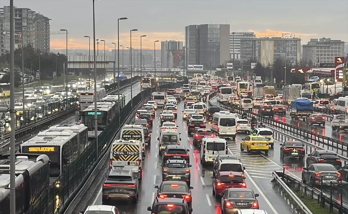 İstanbul\'da akşam saatlerinde trafik yoğunluğu yüzde 90\'a çıktı