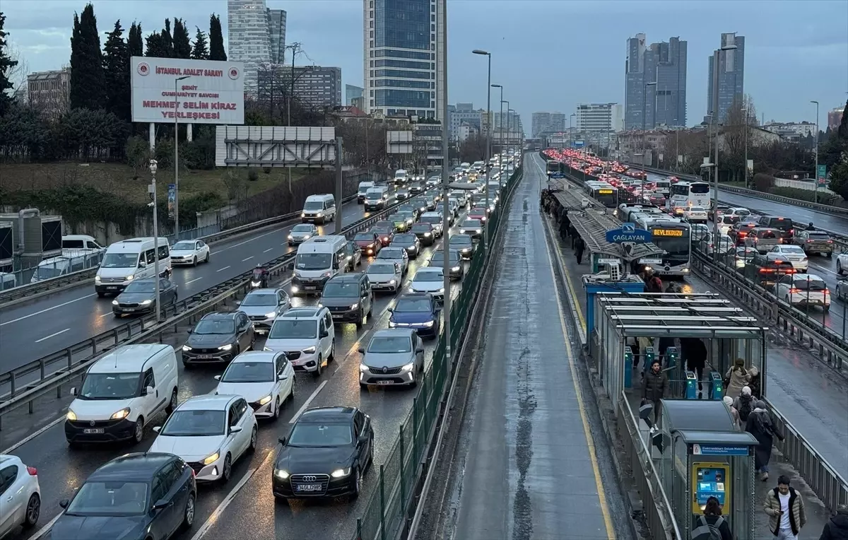 İstanbul\'da Trafik Yoğunluğu Yüzde 89