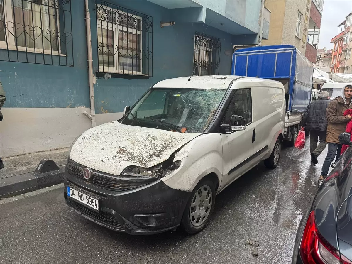 Bağcılar\'da Bina Çatısı Çöktü