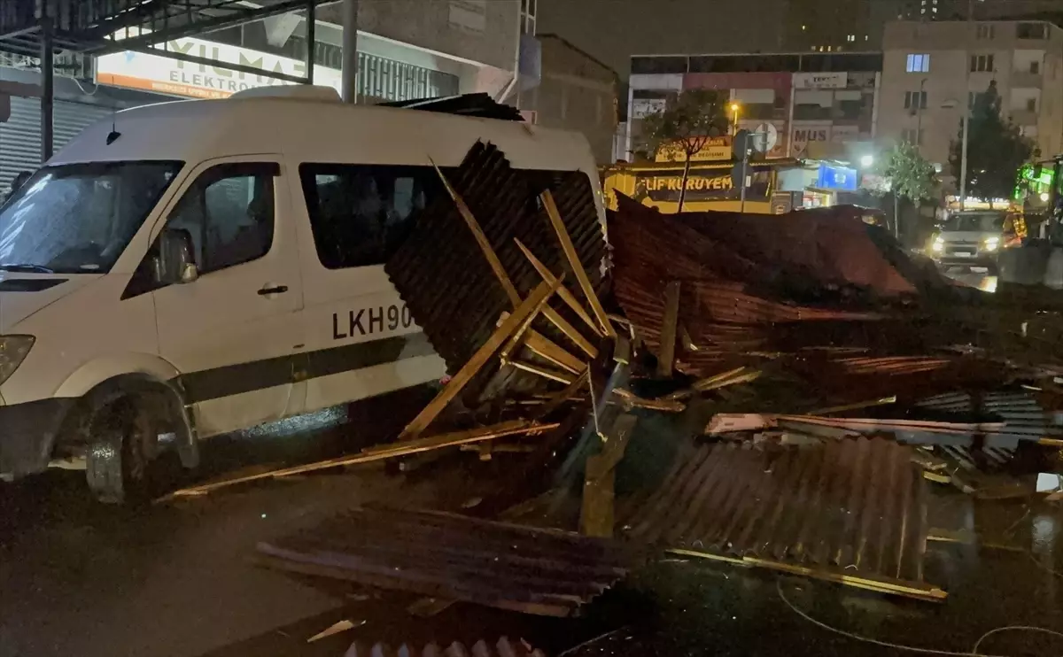 İstanbul\'da Fırtına Zarar Veriyor