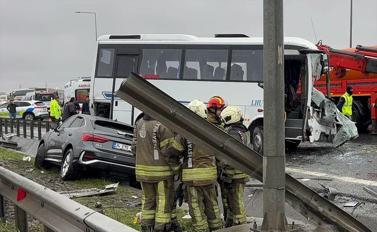 Başakşehir\'de Servis Aracı Kazası