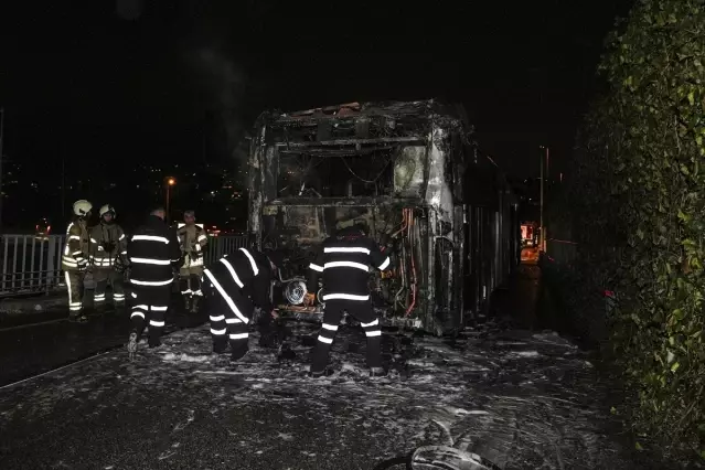 Metrobüste Yangın: Yolcular Tahliye Edildi