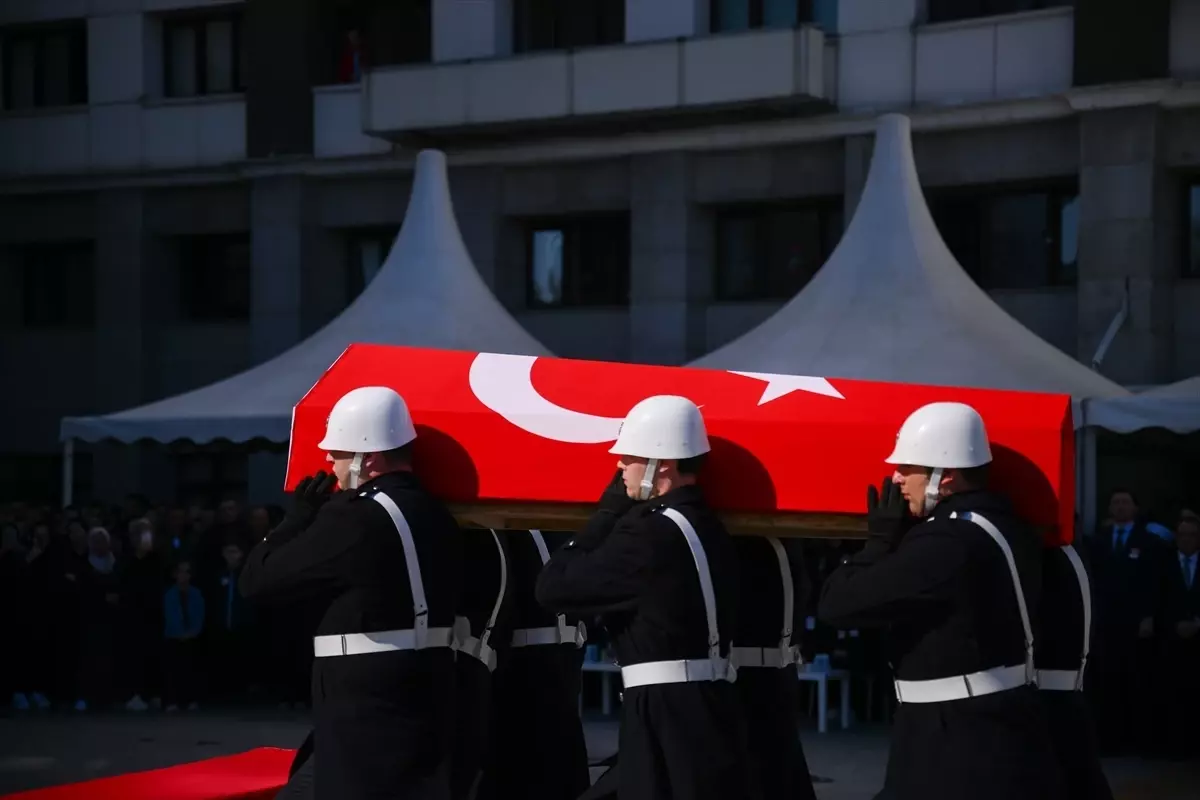 İstanbul\'da trafik kazasında şehit olan polis Mustafa Aydın için tören düzenlendi