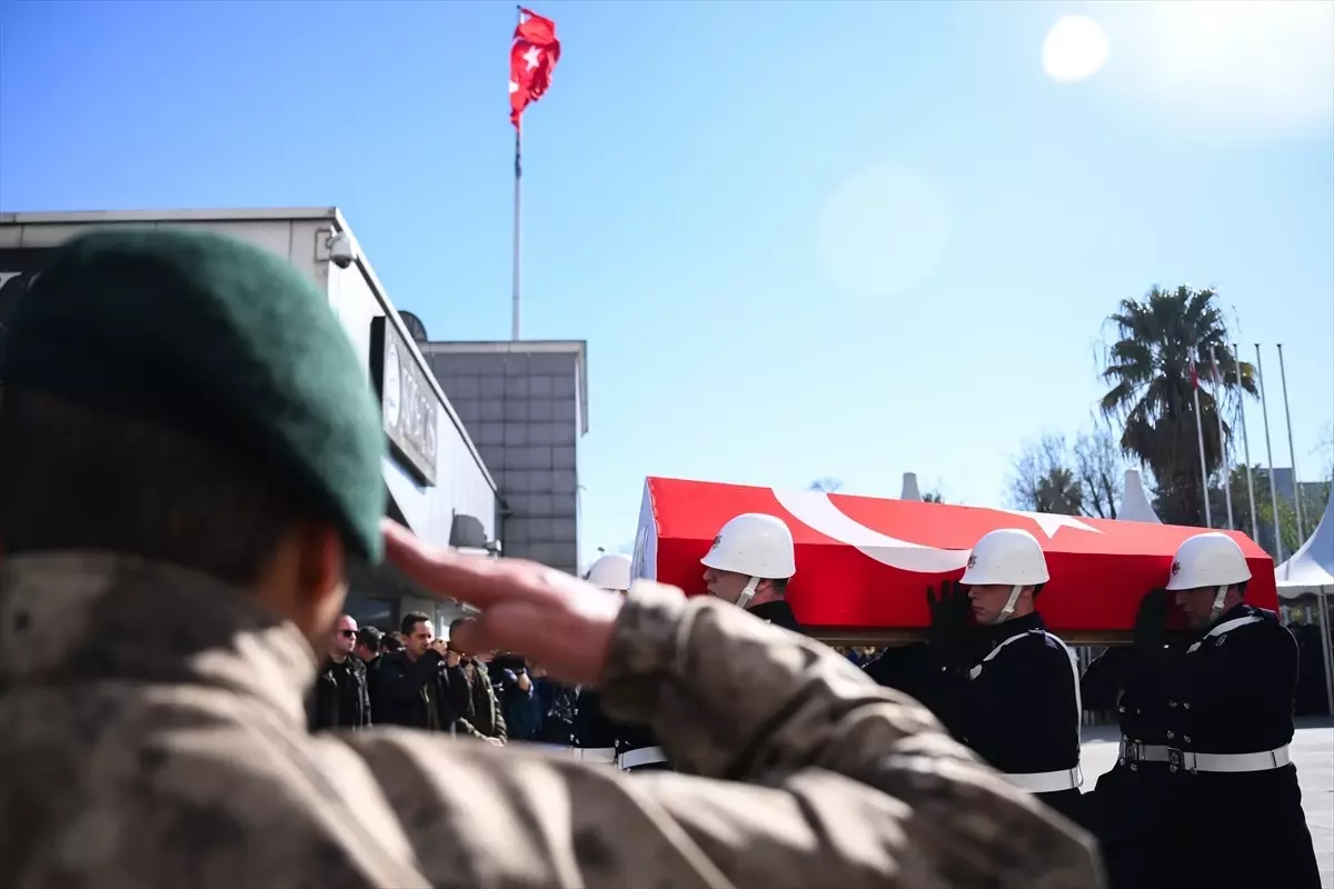 İstanbul\'da trafik kazasında şehit olan polis Mustafa Aydın son yolculuğuna uğurlandı