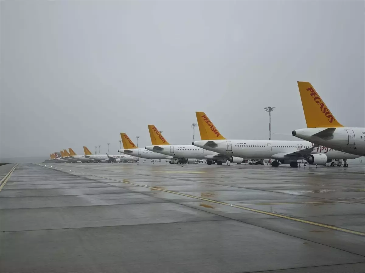 İstanbul\'da hava ulaşımına yağmur engeli, onlarca uçak kalkamadı