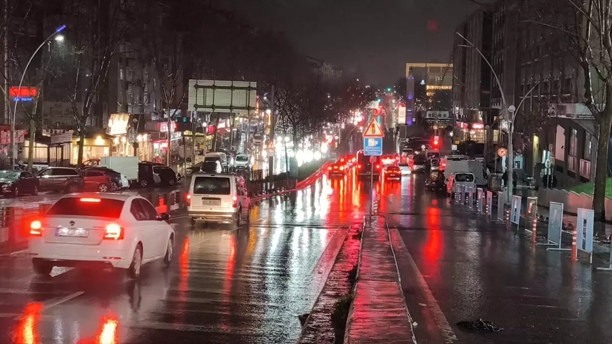 İstanbul\'da Sağanak Yağış Hayatı Olumsuz Etkiliyor