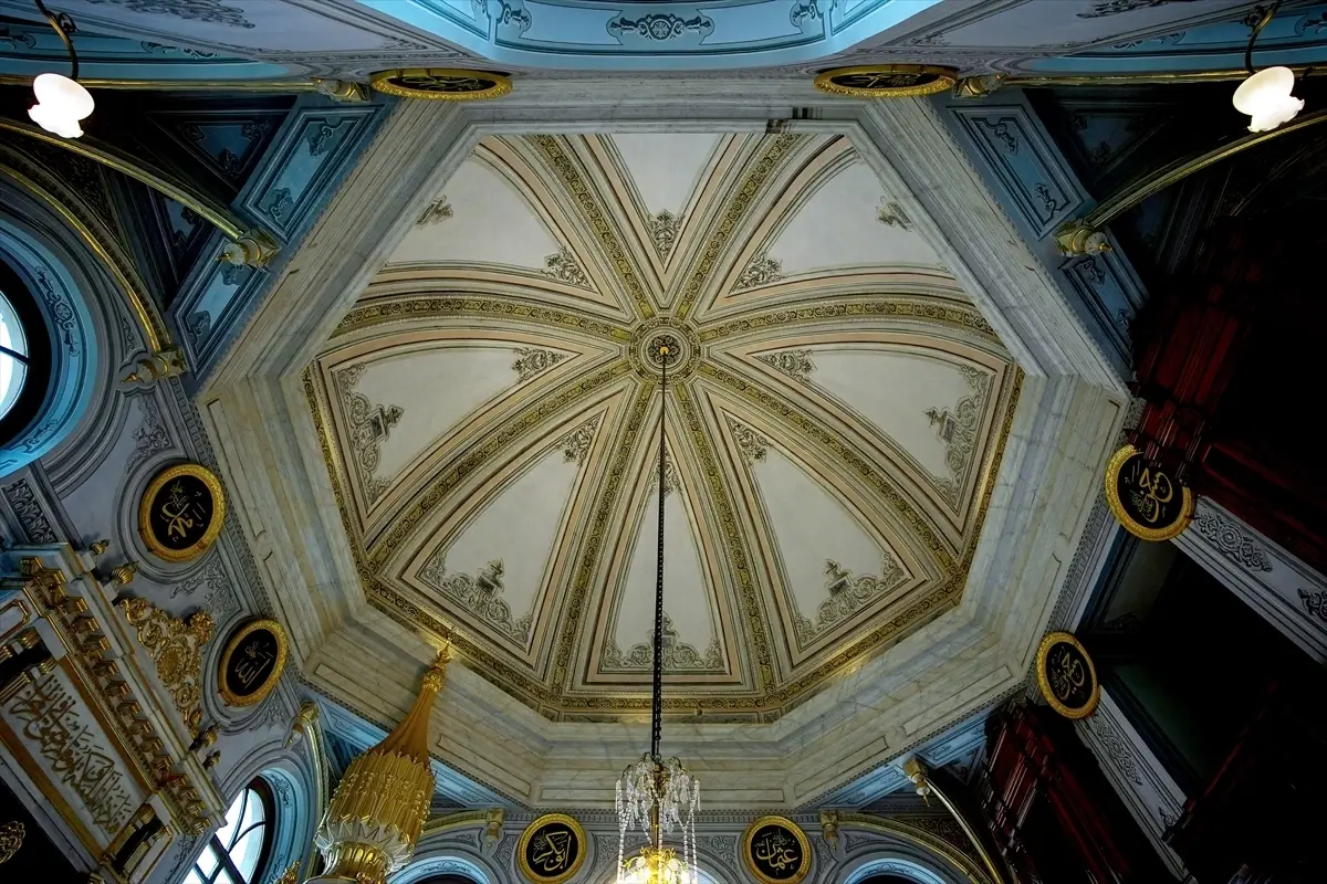 Teşvikiye Camisi: Nişantaşı\'nın Tarihi Simgesi